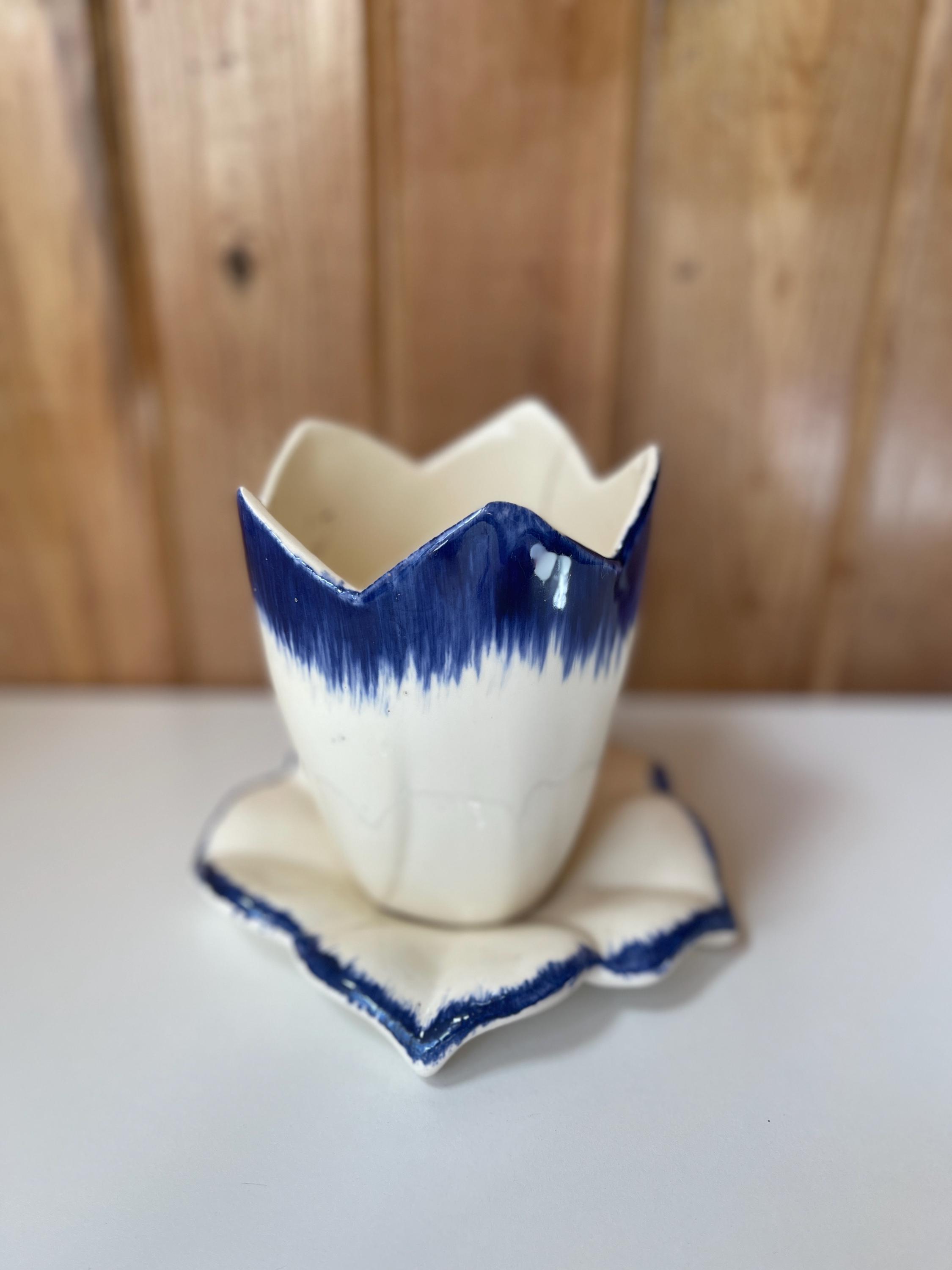 青と白の蓮の花模様の陶器壺 ヴィンテージの青と白の蓮の花の陶器。蓮の花の陶器プランター。蓮の花