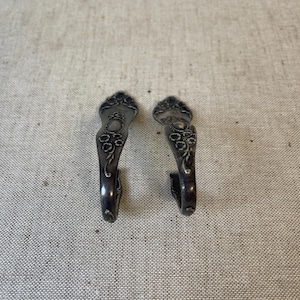 Servettringar i vintage-silver med sked – par återanvända silverpläterade bestick med blommönster, rustikt porslin, vintage silverbestick