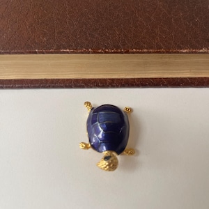 Vintage Blue Enamel Turtle Brooch – Gold Tone Sea Turtle Pin, Retro Animal Jewelry, Ocean-Inspired Lapel Pin, Gift for Turtle Lovers
