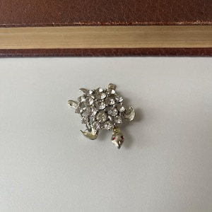 Sparkly Rhinestone Turtle Brooch – Vintage Style Pin with Red Eyes – Crystal Animal Jewelry – Cute Gift for Her – Silver Rhinestone Pin