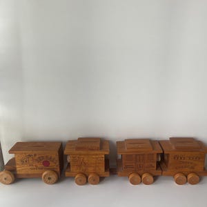 Vintage Wooden Train Coin Bank Set – 4-Piece TOYSTALGIA 1979-1980 Handcrafted Engine & Cars – Rare Piggy Bank Gift, Nursery Décor | Shelf
