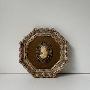 Vintage Cameo Wall Plaque – Ornate Gold Tone Frame – Italian Style Relief Portrait – Hollywood Regency Décor – Mid-Century - Cameo Collector