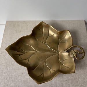 Vintage Brass Leaf Dish – Mid Century Modern Catchall Tray, Hollywood Regency Brass Decor, 7.5” x 9” Leaf Bowl - Large Brass Leaf Plate/Bowl