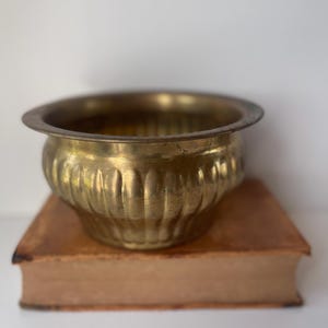 ヴィンテージリブ付き真鍮ボウル | 緑青仕上げ | アンティーク装飾容器 | 素朴な農家風アクセント | ヴィンテージ真鍮プランター | リブ付き真鍮ポット