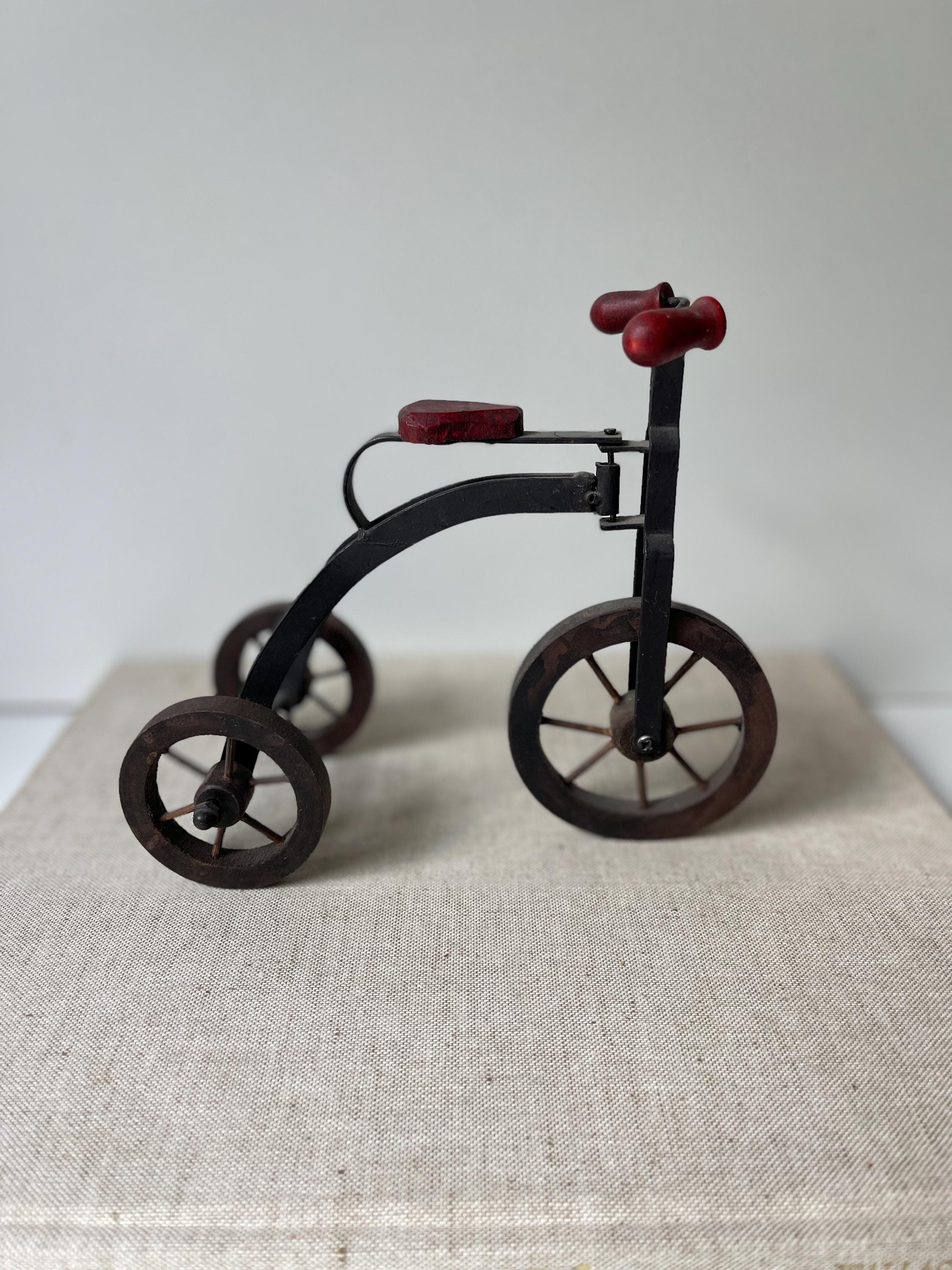 アンティークな金属製＆木製三輪車 - ヴィンテージ装飾玩具、素朴な 
