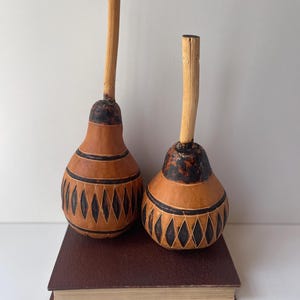 Handmade Gourd Maracas – Pair of African Tribal Rhythm Shakers – Natural Wood & Burned Gourd Percussion Instruments – Decorative Ethnic Art