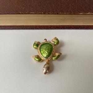 Green Enamel Turtle Brooch with Rhinestone Accents – Gold-Tone Vintage Style Estate Jewelry – Sea Turtle Pin - Turtle Collector Pin - Turtle