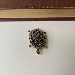 Vintage Textured Turtle Brooch – Antiqued Gold-Tone Black Enamel Pin – Estate Jewelry Animal Lover Gift - Turtle Collector Pin - Estate Pin