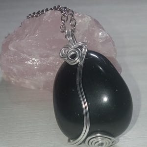 Halskette mit getrommeltem Turmalin-Anhänger.