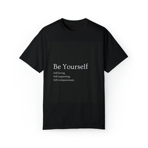 Puede incluir: Camiseta negra con texto blanco que dice "Be Yourself" y las palabras "Self-loving", "Self-supporting" y "Self-compassionate" debajo.