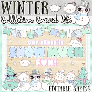 Może przedstawiać: Zestaw tablicy ogłoszeń o tematyce zimowej z drewnianym tłem. Tekst "WINTER bulletin board kit" znajduje się na górze. Fraza "our class is SNOW MUCH FUN!" znajduje się na środku. Przedstawiono bałwany i choinki.