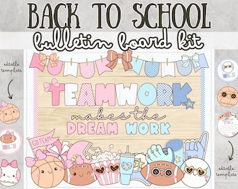 Puede incluir: Un kit de tablón de anuncios Back to School con fondo de madera y el texto Teamwork makes the DREAM WORK. El diseño incluye ilustraciones deportivas en tonos pastel rosa y azul, como balones de baloncesto, fútbol y lazos.