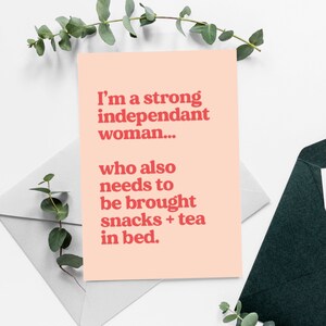 Sono una donna forte e indipendente... a cui bisogna portare anche snack e tè a letto - biglietto di compleanno/auguri/San Valentino