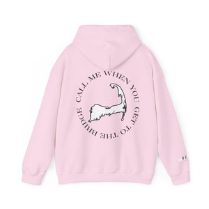 Könnte beinhalten: Rosa Kapuzenpullover mit einem schwarzen Aufdruck auf der Rückseite, der "Call me when you get to the bridge" mit einer Karte von Cape Cod sagt.
