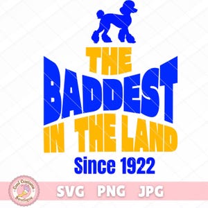 以下が含まれることがあります： 「The Baddest in the Land Since 1922」というテキストの上に立っているプードルの青いシルエット。テキストは黄色と青色です。