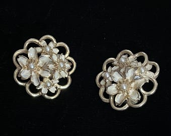 Vintage jaren 60 goudkleurige emaille parel bloem clip oorbellen romantische jaren 60 clip oorbellen