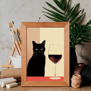 Op de afbeelding: Een ingelijst afdruk van een zwarte kat die naast een glas rode wijn zit. De achtergrond is licht beige en geel.