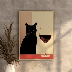 Op de afbeelding: Een zwarte kat met groene ogen zit voor een glas rode wijn. De kat kijkt naar het wijnglas. De achtergrond is lichtbruin en beige.