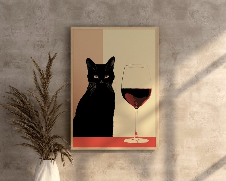 Op de afbeelding: Een zwarte kat met groene ogen zit voor een glas rode wijn. De kat kijkt naar het wijnglas. De achtergrond is lichtbruin en beige.