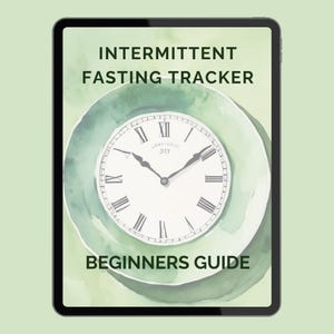 Puede incluir: Una tableta digital muestra un gráfico de "Intermittent Fasting Tracker Beginners Guide". El diseño presenta un fondo de estilo acuarela con una esfera de reloj en el centro. El reloj tiene números romanos y agujas negras.