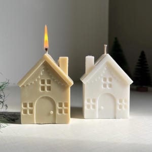 Christmas House Soy Candle - Handmade Festive Home Decor - Winter Holiday Scented Candle - Cozy Christmas Decoration Gift