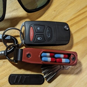 KeyPal, Organizador de llaves, Titular de la píldora de viaje, Titular de la llave, Titular de la píldora, Contenedor de la píldora, Llavero, Transporte diario, Compartimento secreto, Regalo, Edc