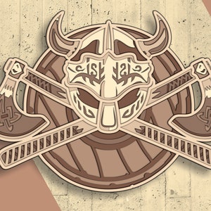 Peut inclure: Un casque de Viking brun et blanc avec deux haches crois&eacute;es, le tout sculpt&eacute; dans un style d&eacute;taill&eacute; et complexe.