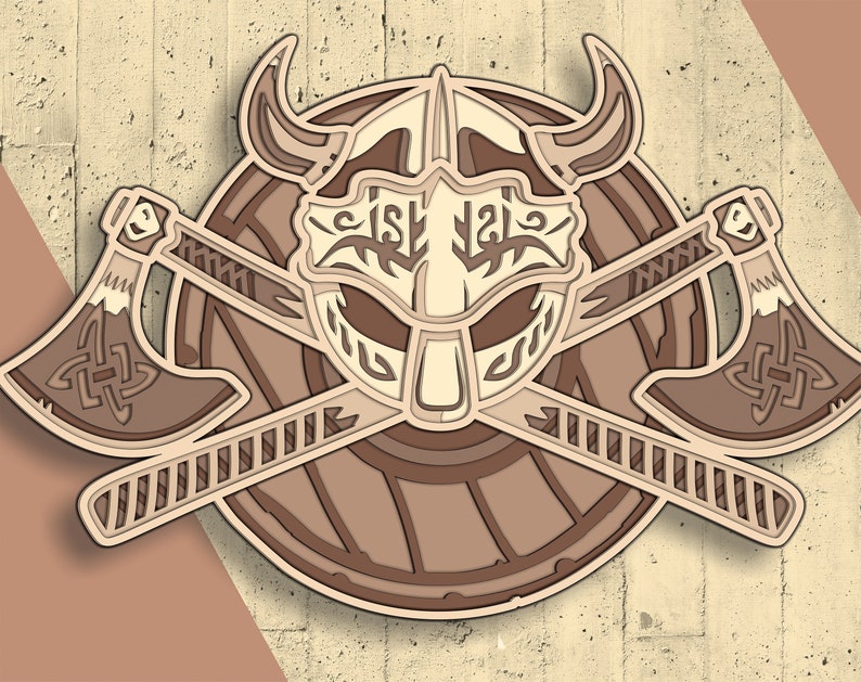 Peut inclure: Un casque de Viking brun et blanc avec deux haches crois&eacute;es, le tout sculpt&eacute; dans un style d&eacute;taill&eacute; et complexe.