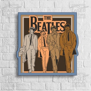 Może przedstawiać: Ilustracja w ramie przedstawiająca The Beatles, słynny brytyjski zespół rockowy, z członkami zespołu przedstawionymi w czerni i bieli, idącymi w szeregu. Nazwa zespołu jest napisana dużymi, stylizowanymi literami nad nimi.