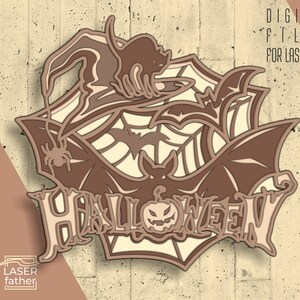Peut inclure: Une conception multicouche sur le thème d'Halloween, dans des tons bruns et beiges. Elle présente un chapeau de sorcière, un chat, une araignée, des chauves-souris et une citrouille lanterne. Le mot "HALLOWEEN" est mis en évidence. Le texte dit "FICHIERS NUMÉRIQUES POUR LA DÉCOUPE LASER".
