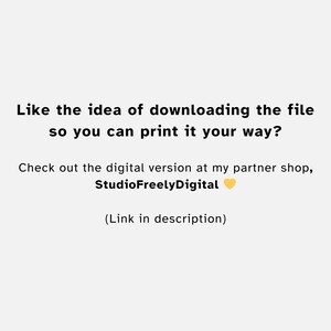 Pu&ograve; includere: Sfondo bianco con testo nero. Il testo recita: "Ti piace l'idea di scaricare il file in modo da poterlo stampare a modo tuo? Scopri la versione digitale nel mio negozio partner, StudioFreelyDigital (Link nella descrizione)"