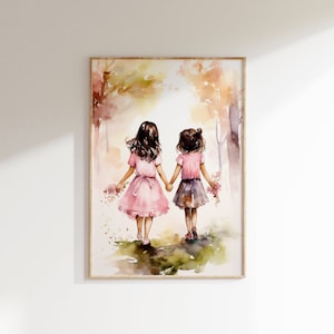 Könnte beinhalten: Aquarellgemälde von zwei Mädchen, die Hand in Hand durch einen Wald gehen. Die Mädchen tragen rosa und lila Kleider und haben lange braune Haare. Der Hintergrund ist ein Aquarell aus Grün und Braun.