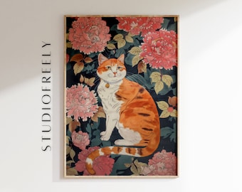 Op de afbeelding: Een ingelijste print met een rood-witte kat met een belletjeskraag, tegen een achtergrond van roze pioenrozen en groene bladeren op een donkerblauwe achtergrond. De print zit in een houten lijst. De tekst "STUDIOFREELY" staat aan de linkerkant.