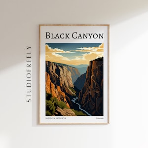 Puede incluir: Un póster de estilo vintage con una vista panorámica del Black Canyon, Colorado. El póster muestra un cañón profundo con un río serpenteando a través de él, rodeado de imponentes acantilados. El texto "BLACK CANYON" está en la parte superior del póster, y las coordenadas "38.5754° N, 107.7456° W" y "Colorado" están en la parte inferior.