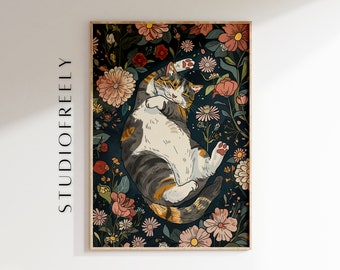 Op de afbeelding: Een ingelijste kunstdruk met een grillige illustratie van een kat die op zijn rug ligt te midden van een bloemenachtergrond. De kat heeft een witte buik, oranje en grijze markeringen en is omringd door roze en perzikbloemen. De tekst "STUDIOFREELY" staat aan de linkerkant.