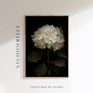 Könnte beinhalten: Gerahmter Kunstdruck einer weißen Hortensienblüte vor schwarzem Hintergrund. Das Kunstwerk befindet sich in einem Holzrahmen, mit dem Text "STUDIOFREELY" auf der linken Seite. Die Pinselstriche der Blume sind sichtbar. Der Text "*MOCKUP FRAME NOT INCLUDED" steht unten.