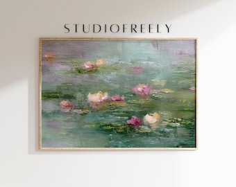 Könnte beinhalten: Ein abstraktes Gemälde in einem Holzrahmen zeigt eine ruhige Wasserszene mit Seerosen und Blumen. Das Kunstwerk verwendet eine Palette aus Grün, Rosa und Gelb, mit dem Text "STUDIOFREELY" oben. Der Satz "*MOCKUP FRAME NOT INCLUDED" steht unten.