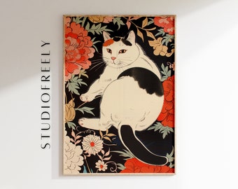 Op de afbeelding: Een ingelijste kunstdruk met een witte kat met zwarte vlekken, tegen een zwarte achtergrond versierd met rode en crèmekleurige bloempatronen. De print heeft een vintage esthetiek, met de tekst "STUDIOFREELY" aan de linkerkant.