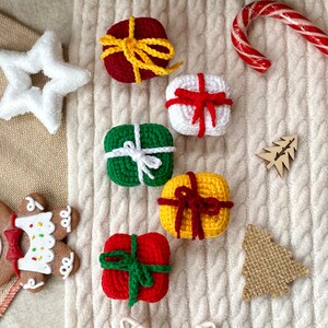 Christmas tree decorations crochet pattern