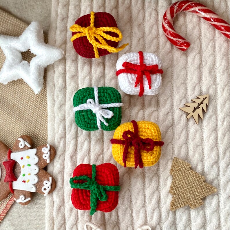 Christmas tree decorations crochet pattern