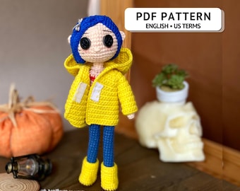 Schema per bambola di Halloween all'uncinetto, Amigurumi con occhi a bottone in PDF, Bambola con impermeabile giallo