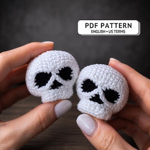 Crochet Skull Pattern, Halloween Amigurumi PDF, Mini Skull keychain Plush. No sew