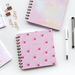 Juego de 2 cuadernos, cuadernos en espiral, cuadernos de lujo, cuaderno de regalo / Patrón de flores rosas y cielo rosa