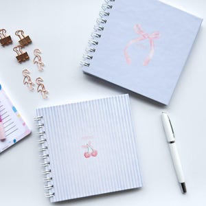 Juego de 2 cuadernos, cuadernos en espiral, cuadernos de lujo, cuaderno de regalo / Patrón de lazo rosa