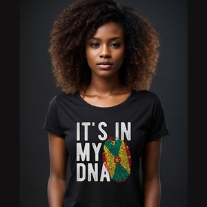 Może przedstawiać: Czarny T-shirt z białym nadrukiem graficznym, na którym widnieje napis "It's in my DNA" oraz wzór odcisku palca z flagą Grenady.