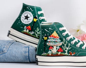 Converse navideños bordados a mano, zapatos con diseño de pino bordado a mano, zapatillas Converse navideñas, regalo navideño único para ella.