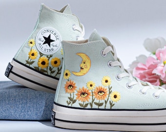 Haftowane buty Converse Chuck Taylor High Tops, haftowany księżyc i słonecznik Converse Mystical, unikatowe haftowane trampki, pomysły na prezenty