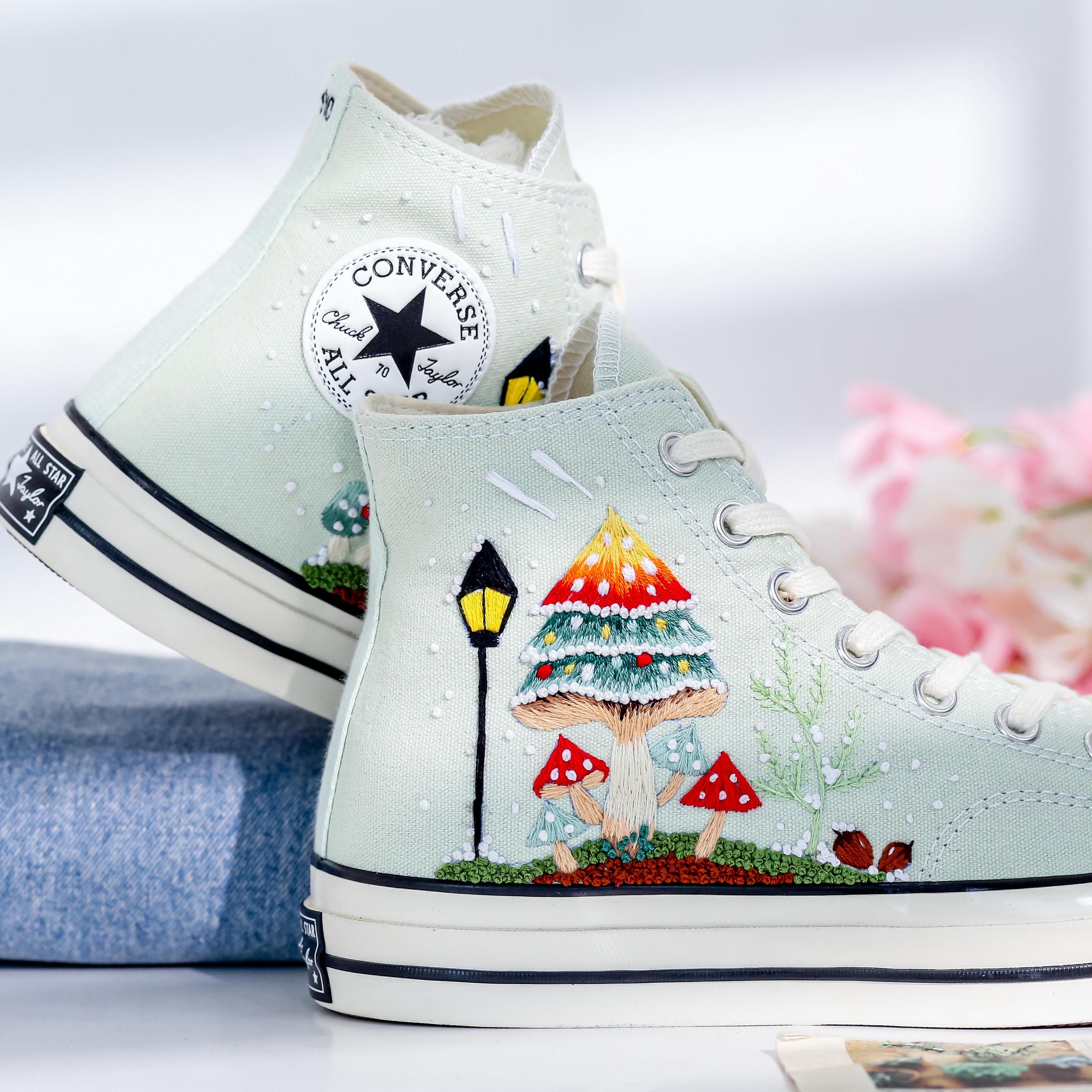 Zapatillas Converse Navideñas, Converse Con Hongos Bordados, Zapatillas Converse Navideñas Bordadas, Zapatillas Navideñas Bordadas Personalizadas