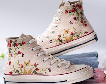 Converse con bordado único de gato y jardín de fresas, Converse Chuck Taylor High Top personalizadas, lindas zapatillas bordadas para mujer, regalo para amantes de los gatos