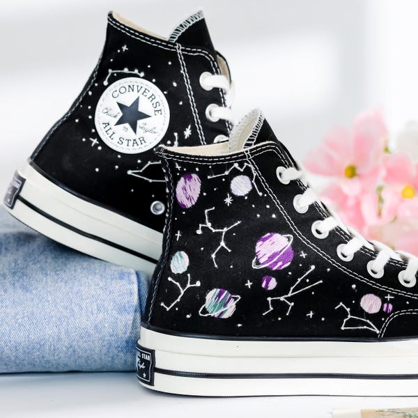 Individuell bestickte Turnschuhe, Stickerei Planeten auf Denim, gestickte Planeten, Sterne, Monde, Universum bestickte Schuhe